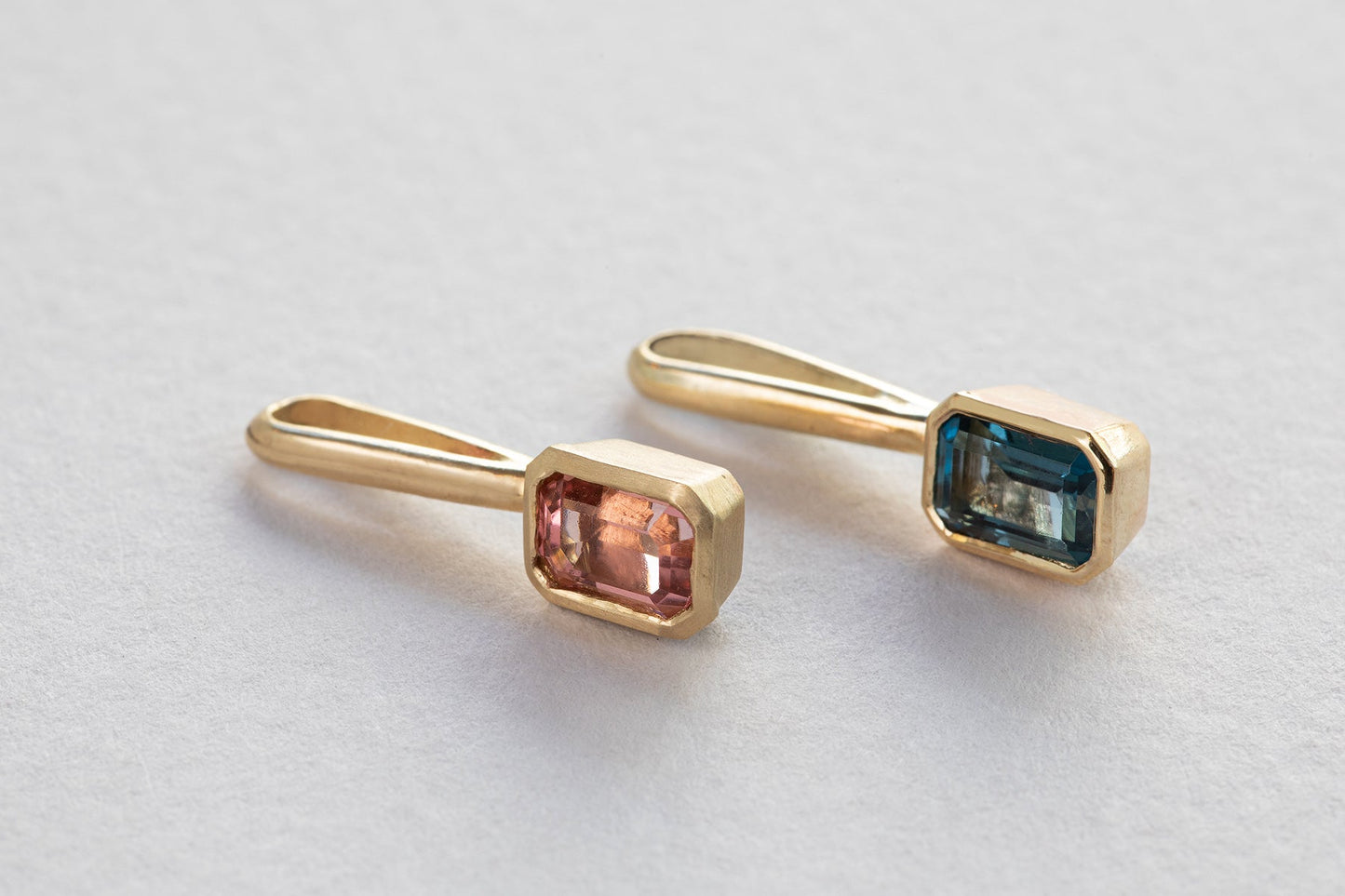 תליון זהב עם וו ארוך בצורת מלבן משובץ טורמלין כחול. ותליון נוסף משובץ טורמלין ורוד