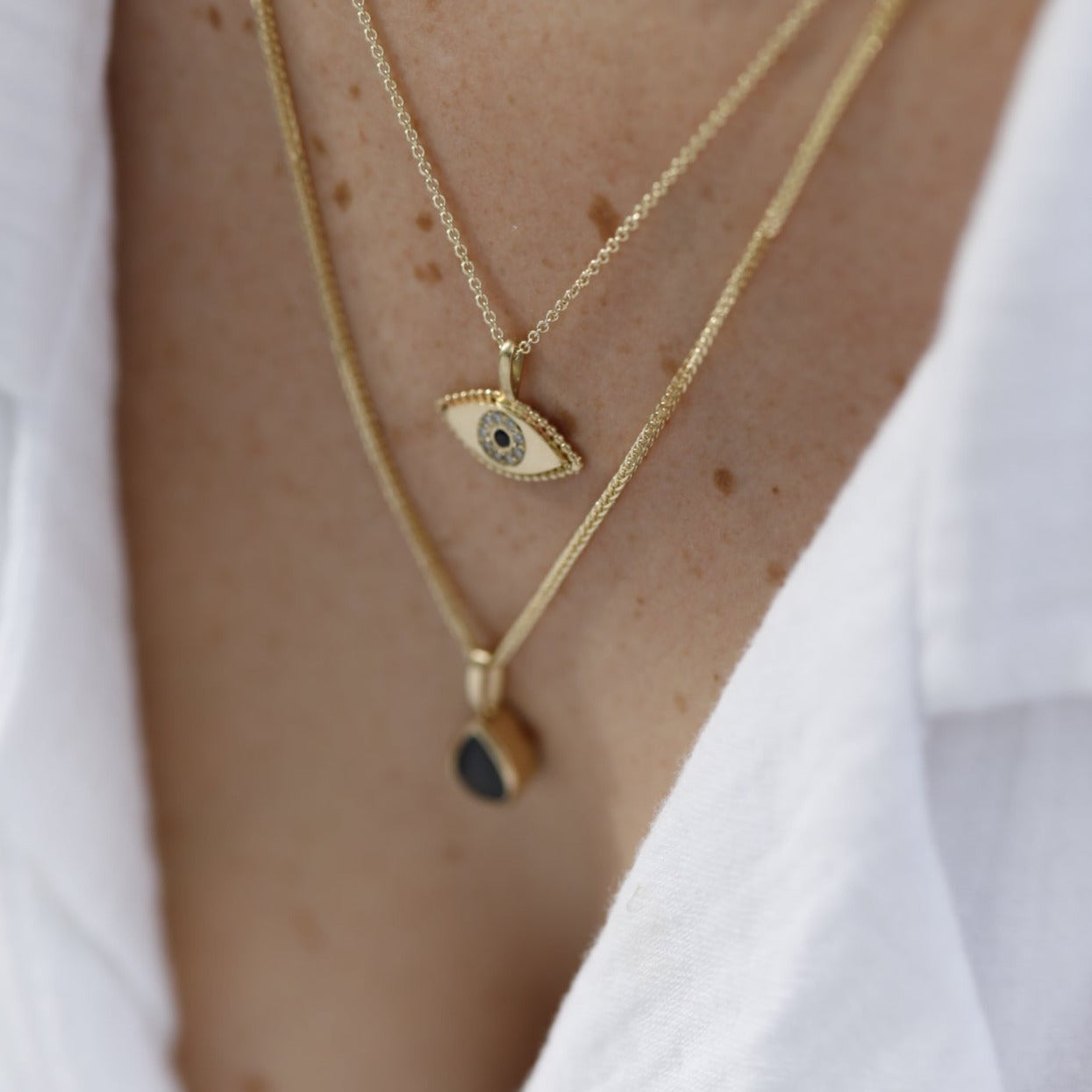 שרשרת קמע עין הרעה. שרשרת עין עם תליון זהב בצורת עין משובצת יהלומים וספיר 