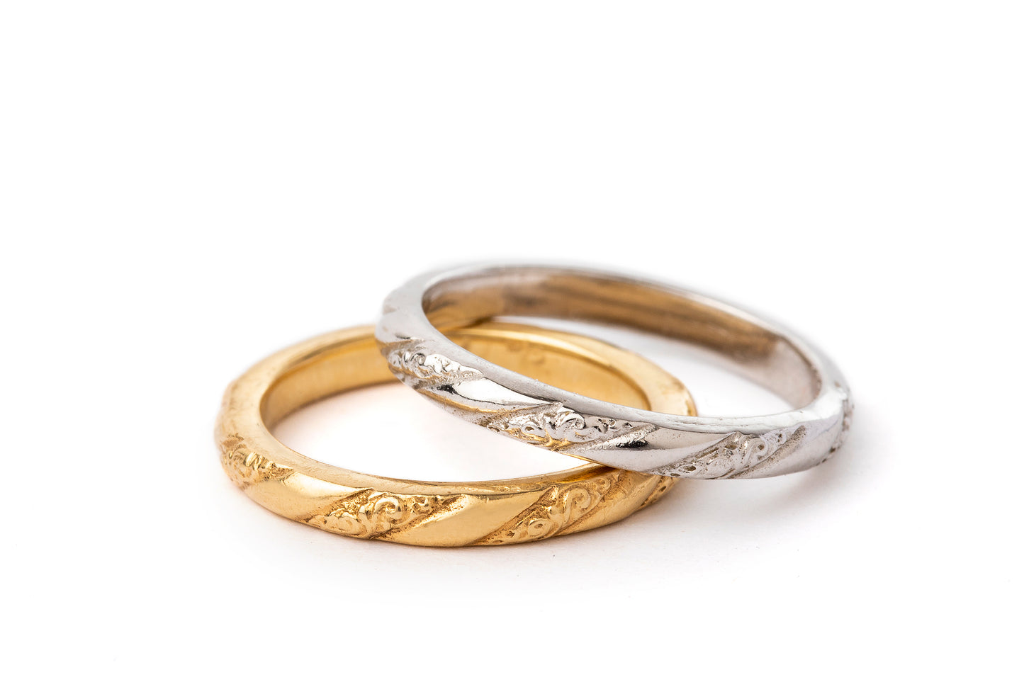 טבעת זהב עדינה - מעוטרת - לוטם