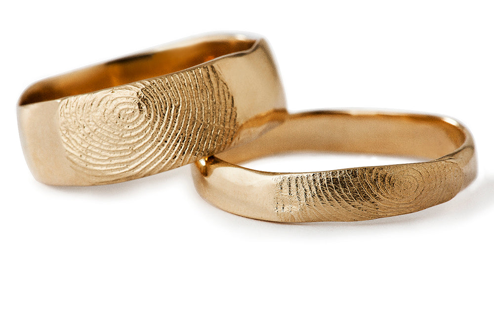 סט טבעות נישואין לגבר ולאישה, טבעת רחבה עם טביעת אצבע אישית וטבעת צרה אמורפית עם טביעת אצבע. טבעות נישואים בזהב צהוב 14 קראט
