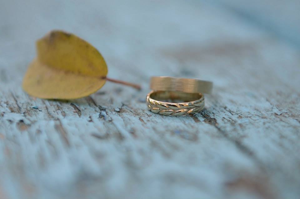 טבעת נישואים שיבולת לאישה. טבעת על זמנית שמזכירה לנו את ארץ ישראל היפה והטובה. על הטבעת דוגמאת שיבולת בשדה וניתן לשלב חריטה בצידה הפנימי