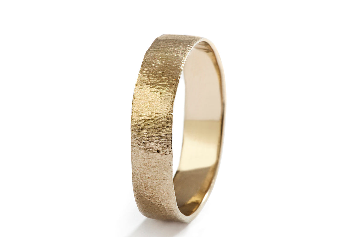 טבעת נישואין ישרה ורחבה עם טקסטורה מעודנת. הטבעת בתמונה עשויה זהב לבן אצילי 14 קראט. לזהב הלבן האצילי ברק צהבהב חלמוני מקסים.

גודל הטבעת 5 מ״מ