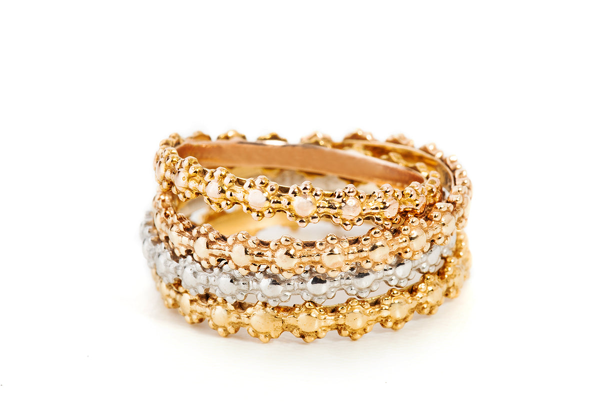 טבעת נישואים עדינה ורומנטית עשויה פרחי זהב קטני המחוברים יחד לטבעת כשרה. טבעת זהב לאישה