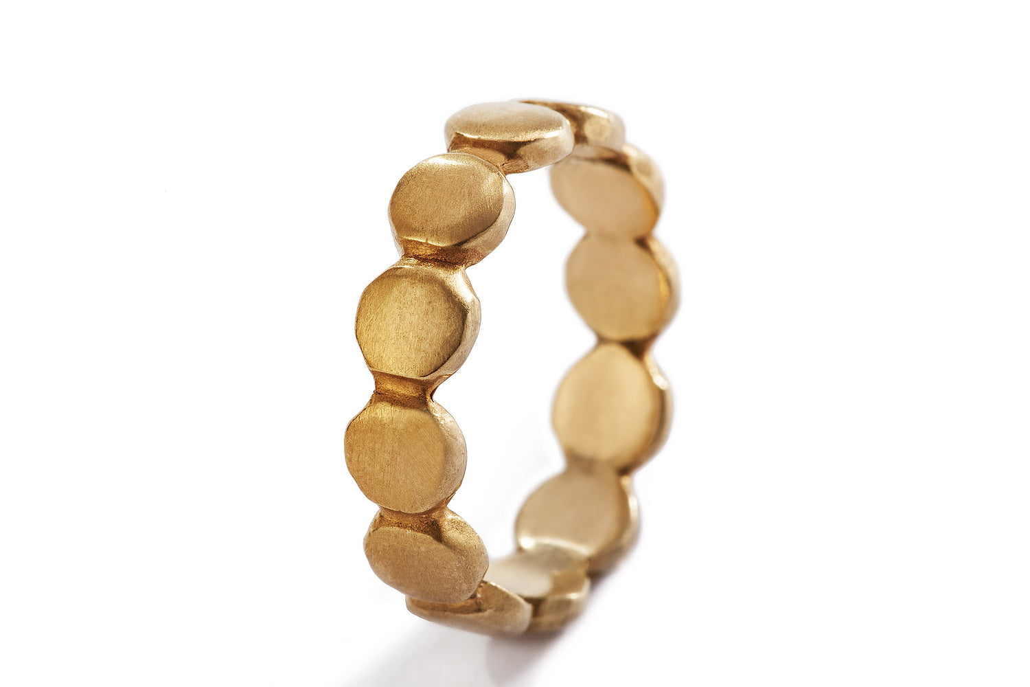 טבעת נישואים לאישה בעיצוב אישי. טבעת זהב מיוחדת לאישה עשויה עיגולי זהב שמחוברים יחד בעבודת צורפות איכותית