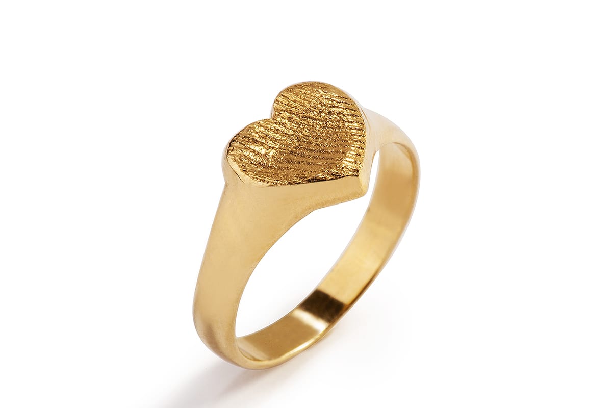 טבעת חותם זהב לב עם טביעת אצבע. טבעת זהב בצורת חותם עדין לאישה שבמרכזו לב שעליו טביעת אצבע אישית שנלקחת בשעווה ויצוקה בזהב.