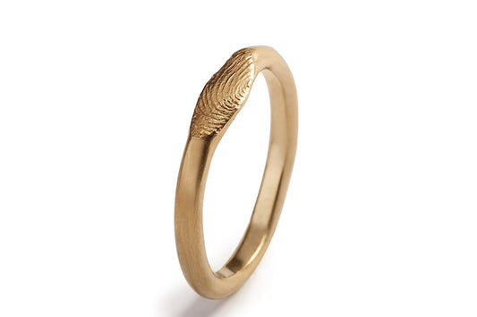 טבעת חותם מעודנת בעבודת יד עם טביעת אצבע אישית יצוקה בזהב
