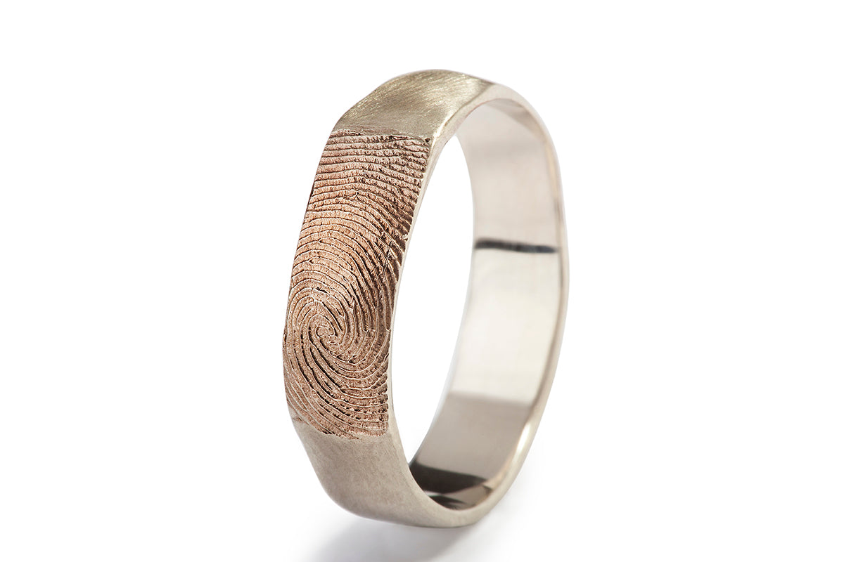 טבעת נישואין לגבר או לאישה, טבעת בעלת מבנה גולמי עם טביעת אצבע אישית. טבעת נישואים זהב צהוב 14 קראט
