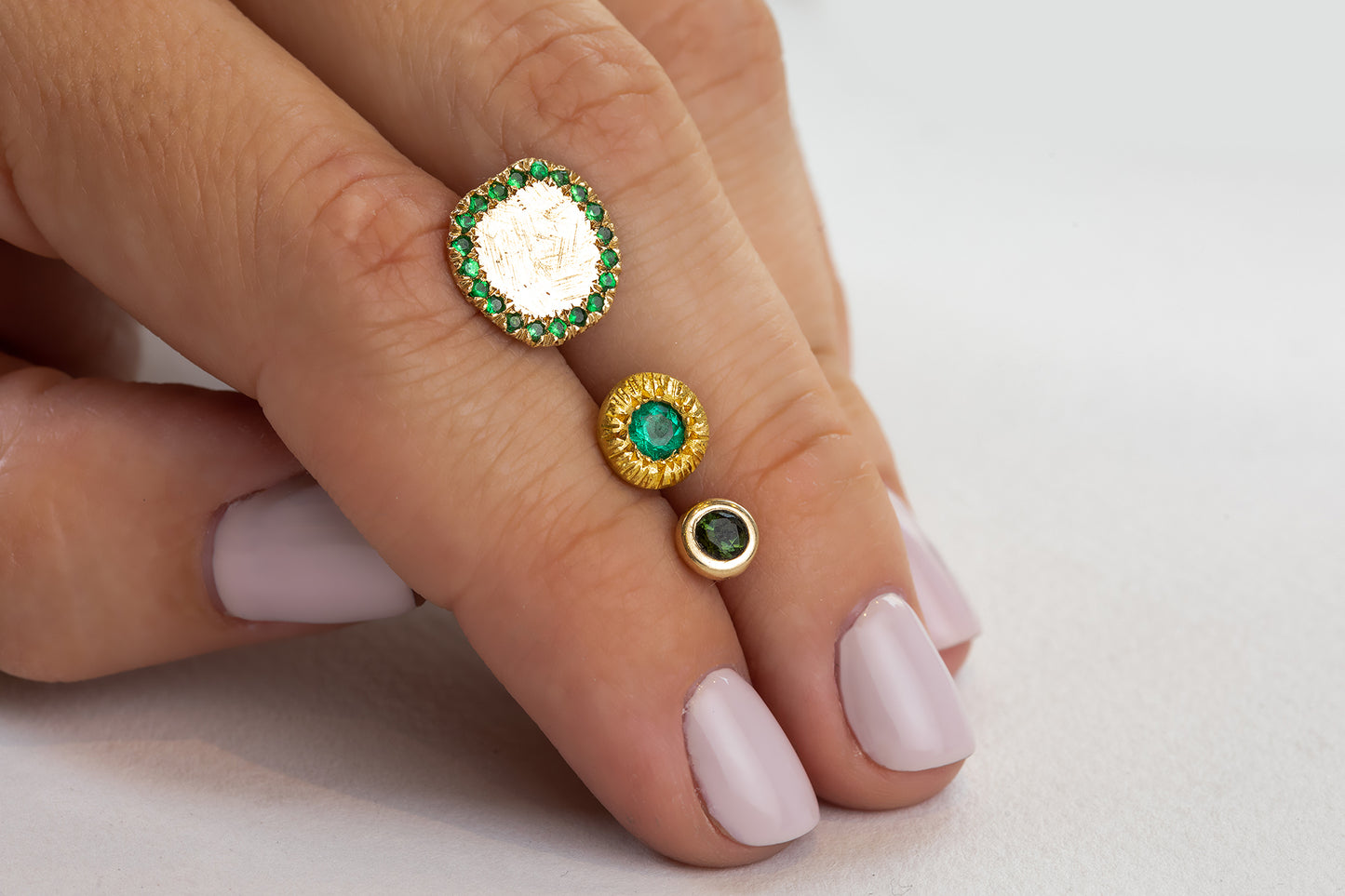 עגילי זהב עגול - סאן - אמרלד