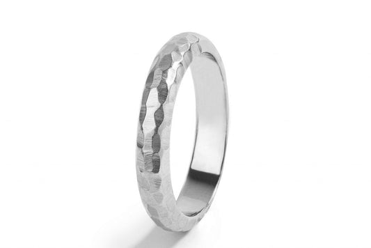 טבעת נישואים מיוחדת ויפה עם ריקוע עמוק שיוצר מראה נועז ויחודי. טבעת בעלת מבנה חצי עגול. זהב לבן