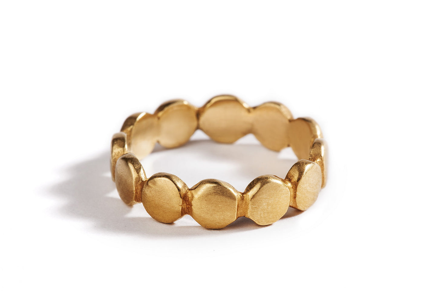 טבעת נישואים לאישה בעיצוב אישי. טבעת זהב מיוחדת לאישה עשויה עיגולי זהב שמחוברים יחד בעבודת צורפות איכותית