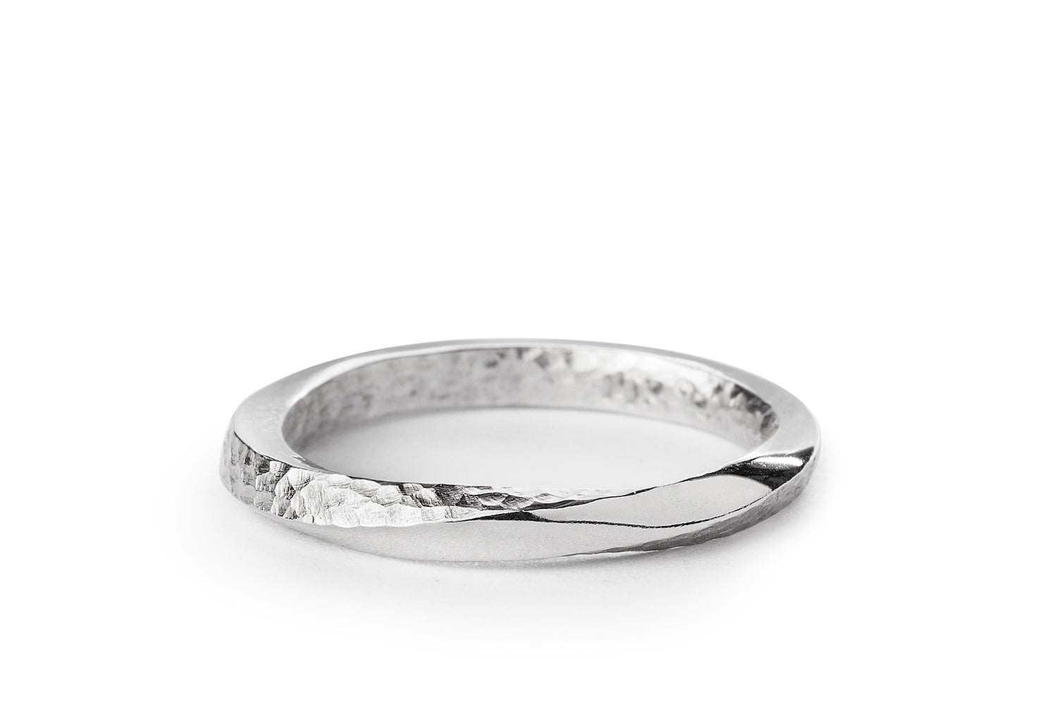 טבעת נישואים מיוחדת בזהב לבן. טבעת מוביוס עבודת יד חצי מרוקעת בעבודת יד.