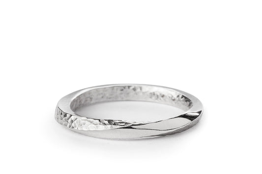 טבעת נישואים מיוחדת בזהב לבן. טבעת מוביוס עבודת יד חצי מרוקעת בעבודת יד.