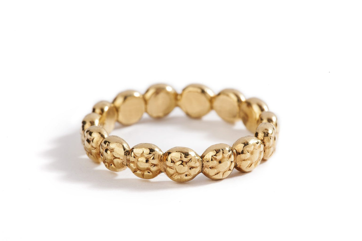 טבעת פרחים מיוחדת עשויה זהב 14 קראט. הטבע עשויה מכדורי זהב שעל כל אחד מוטבעת צורת פרח. טבעת נישואים לאישה בעבודת יד.