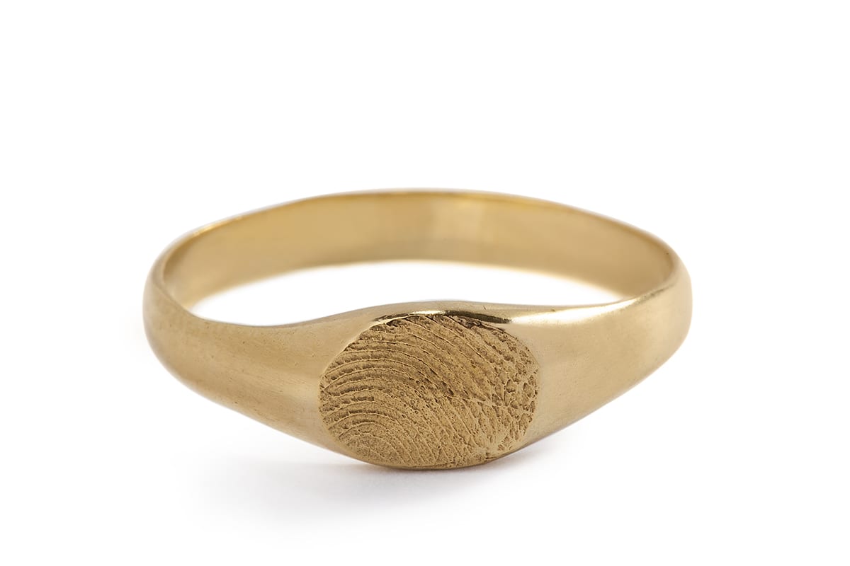 טבעת חותם עדינה עם טביעת אצבע אישית בזהב 14 קראט. טבעת חותם עשויה בעבודת יד שבמרכזה אליפסה שעליה מוטבעת טביעת אצבע אישית בשעווה ויצוקה בזהב.