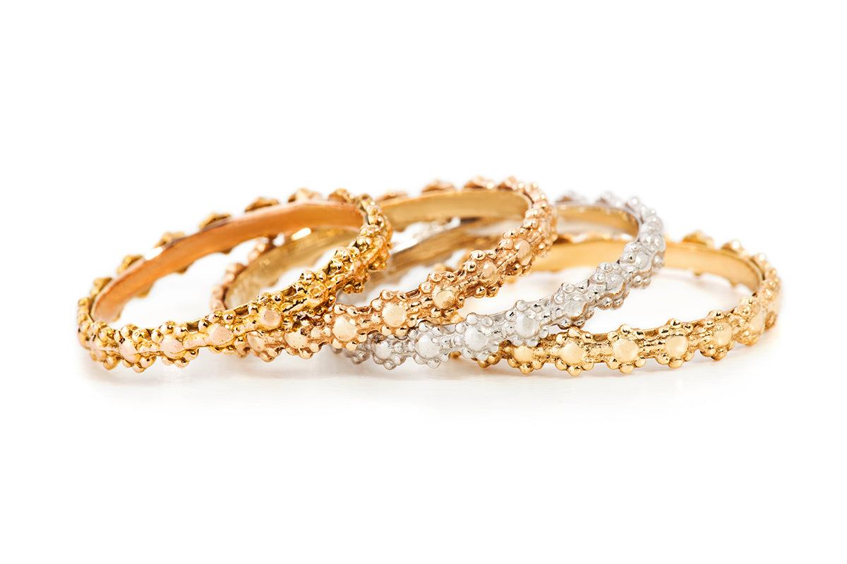 טבעת נישואים עדינה ורומנטית עשויה פרחי זהב קטני המחוברים יחד לטבעת כשרה. טבעת זהב לאישה. טבעת פרחים זהב לבן צהוב ואדום