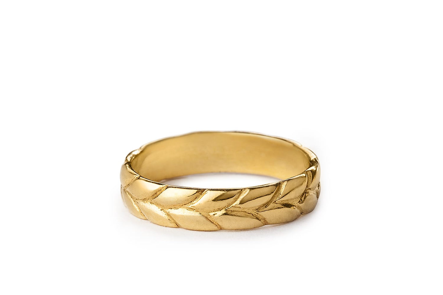 טבעת נישואים שיבולת לאישה. טבעת על זמנית שמזכירה לנו את ארץ ישראל היפה והטובה. על הטבעת דוגמאת שיבולת בשדה וניתן לשלב חריטה בצידה הפנימי. טבעת 4מ״מ בזהב צהוב