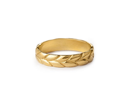 טבעת נישואים שיבולת לאישה. טבעת על זמנית שמזכירה לנו את ארץ ישראל היפה והטובה. על הטבעת דוגמאת שיבולת בשדה וניתן לשלב חריטה בצידה הפנימי. טבעת 4מ״מ בזהב צהוב