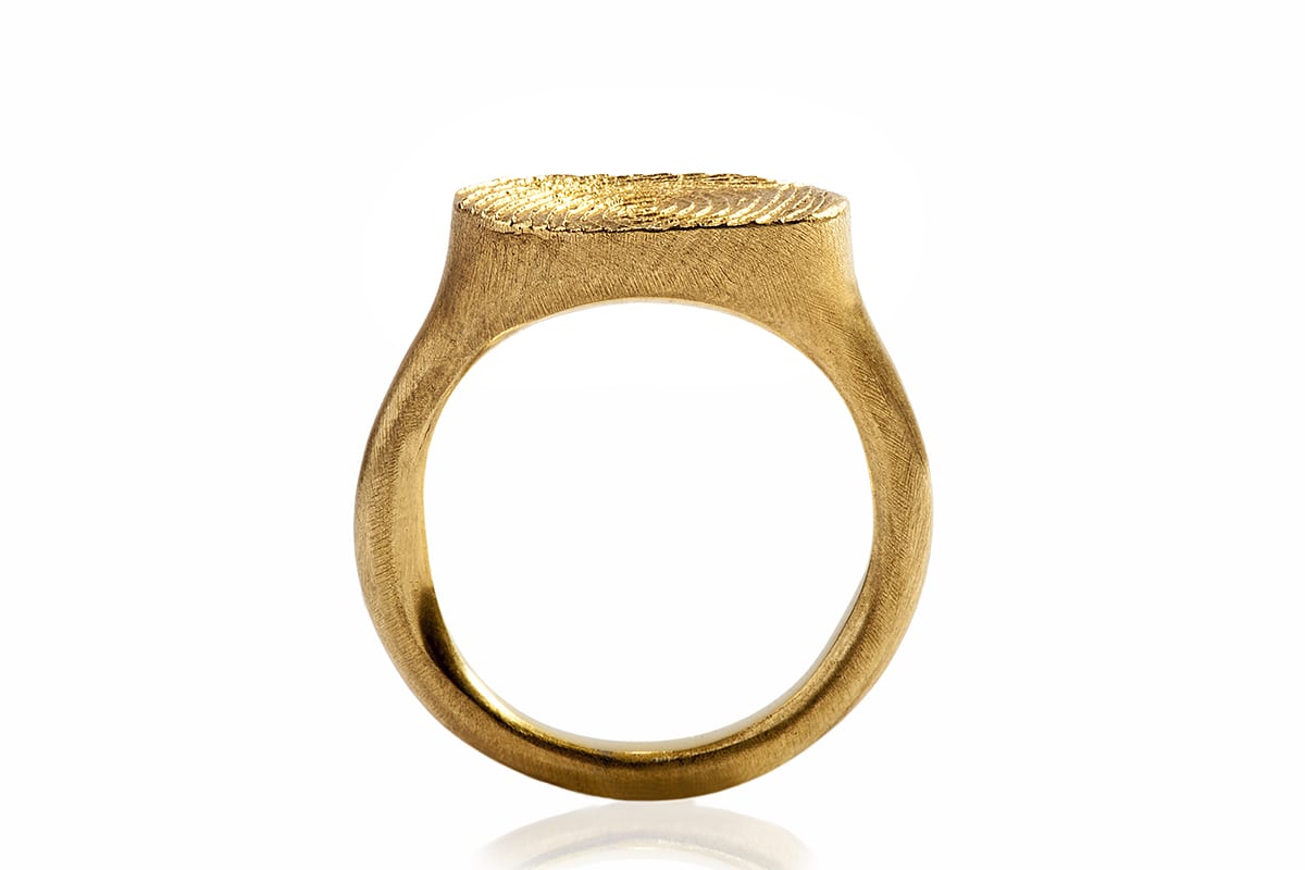 טבעת חותם זהב מיוחדת עם טביעת אליפסה
חותם אליפסה מוגבה בעבודת יד של סטודיו הידרה