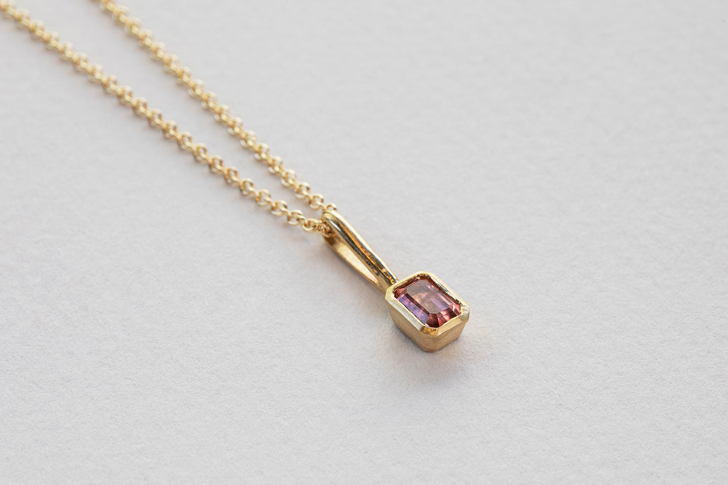 תליון זהב ייחודי עשוי בעבודת יד. תליון עם וו ארוך וצורת מלבן עשוי זהב ומשובץ אבן טורמלין וורודה