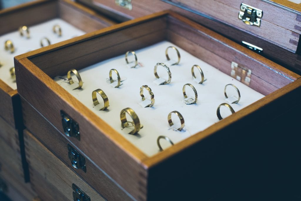 טבעת נישואין  עבודת יד בזהב צהוב או זהב לבן או זהב אדם. טבעת  5 מ״מ ישרה