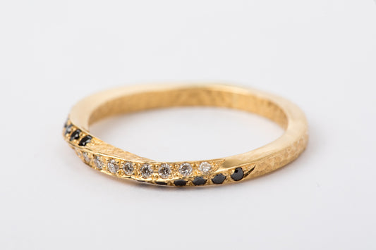 טבעת זהב - מוביוס  - יהלומים שחור לבן