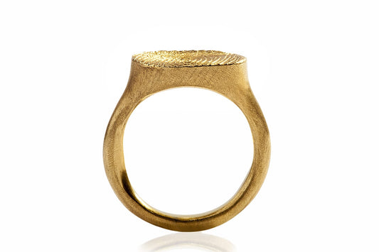 טבעת חותם זהב מיוחדת עם טביעת אליפסה
חותם אליפסה מוגבה בעבודת יד של סטודיו הידרה