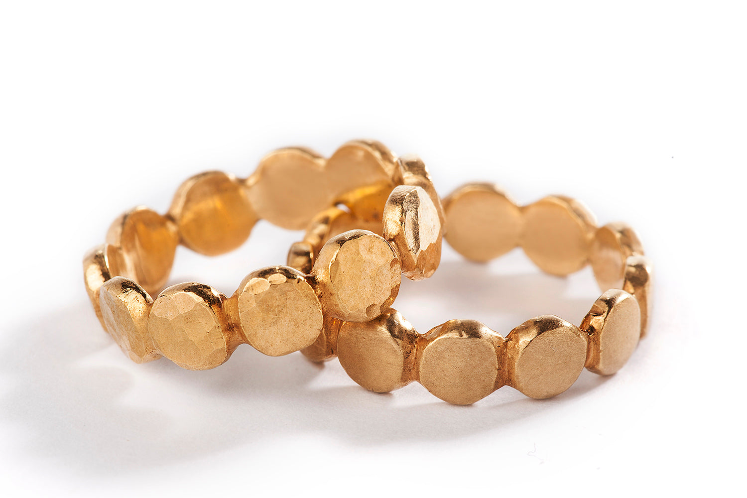 טבעת נישואים לאישה בעיצוב אישי. טבעת זהב מיוחדת לאישה עשויה עיגולי זהב שמחוברים יחד בעבודת צורפות איכותית