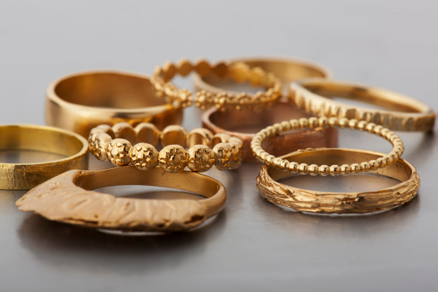 טבעת פרחים מיוחדת עשויה זהב 14 קראט. הטבע עשויה מכדורי זהב שעל כל אחד מוטבעת צורת פרח. טבעת נישואים לאישה בעבודת יד.