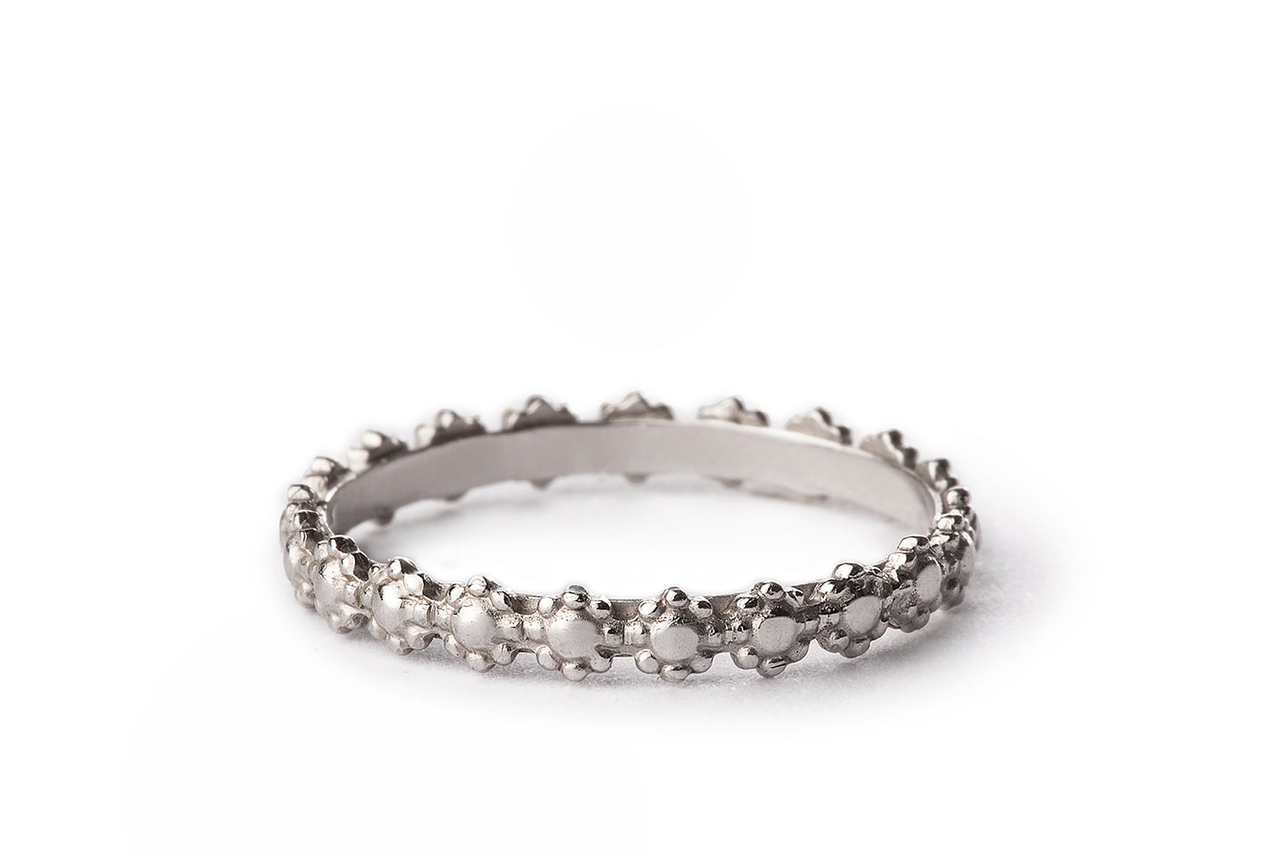 סט טבעות זהב לחתונה. טבעת נישואים פרחים וטבעת כדורי זהב עדינה שתיהן עשויות בעבודת יד. צמד טבעות נישואין מושלם.