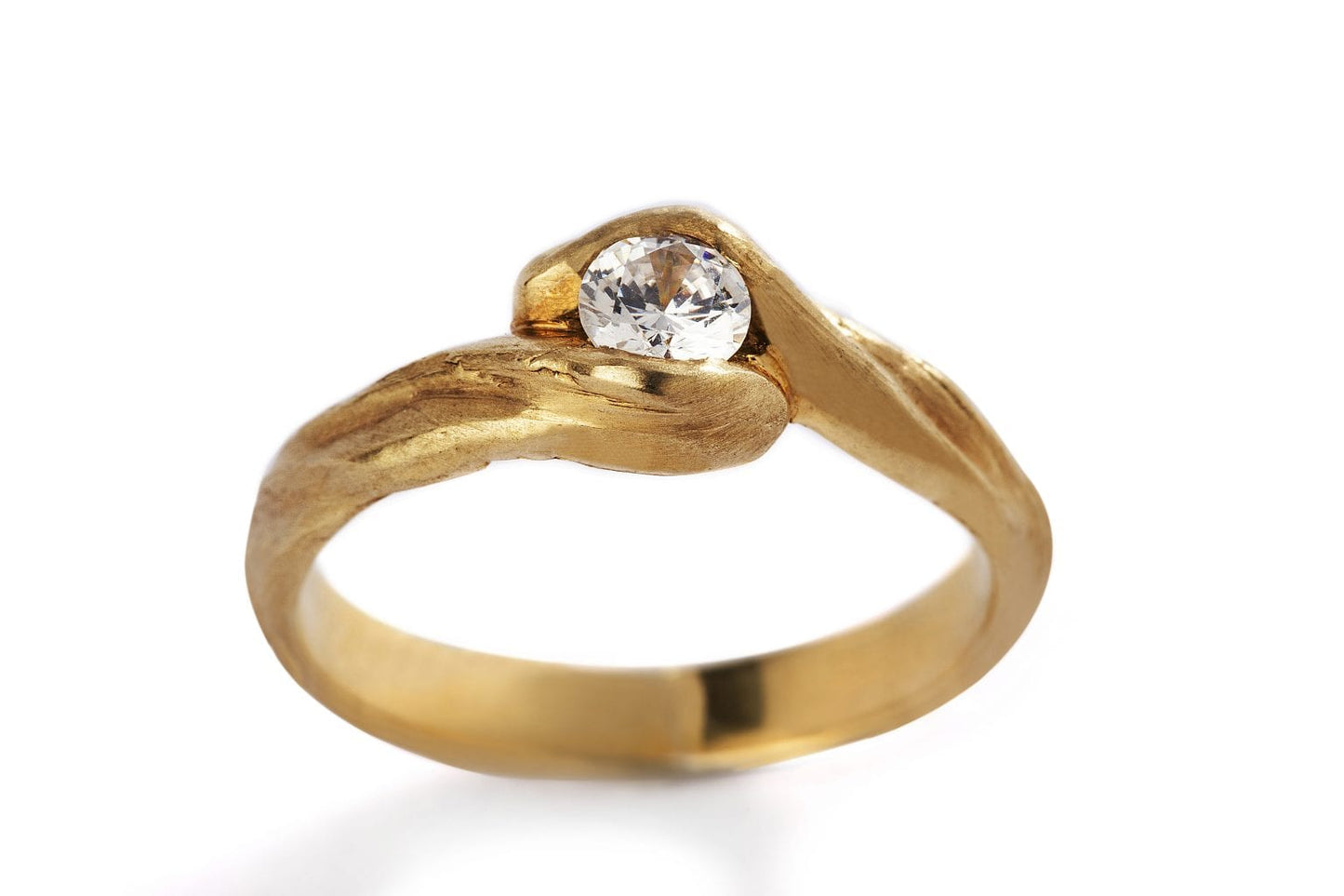 טבעת אירוסין מפוסלת - מחבקת - יהלום