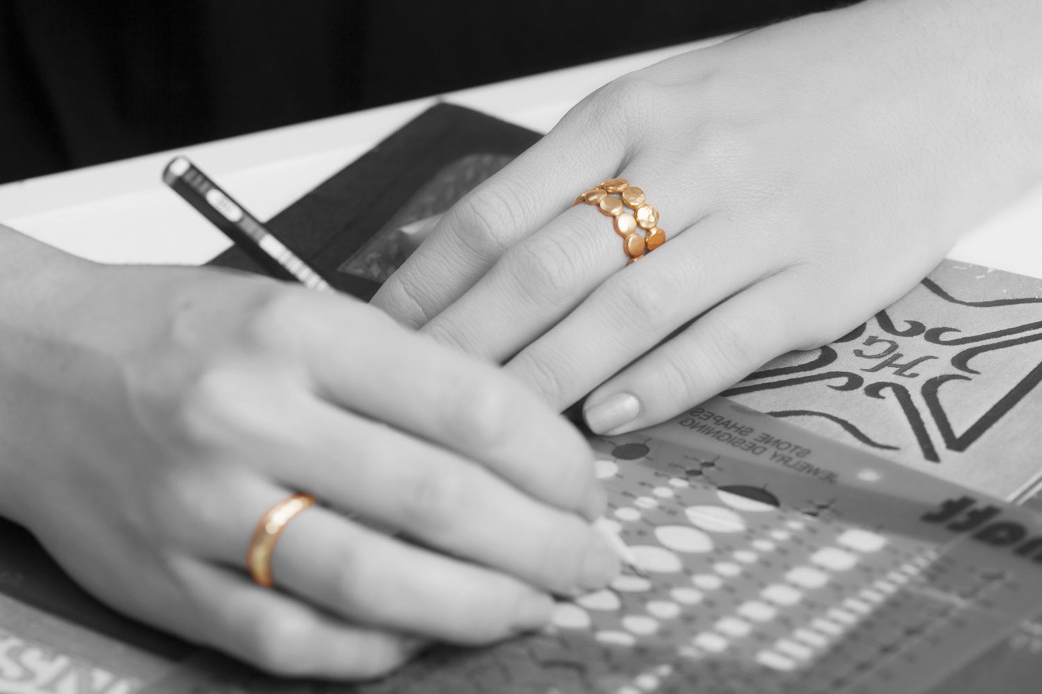 טבעת נישואים לאישה בעיצוב אישי. טבעת זהב מיוחדת לאישה עשויה עיגולי זהב שמחוברים יחד בעבודת צורפות איכותית