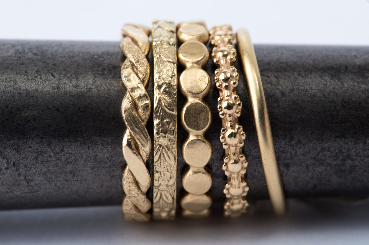 טבעת נישואים עדינה ורומנטית עשויה פרחי זהב קטני המחוברים יחד לטבעת כשרה. טבעת זהב לאישה