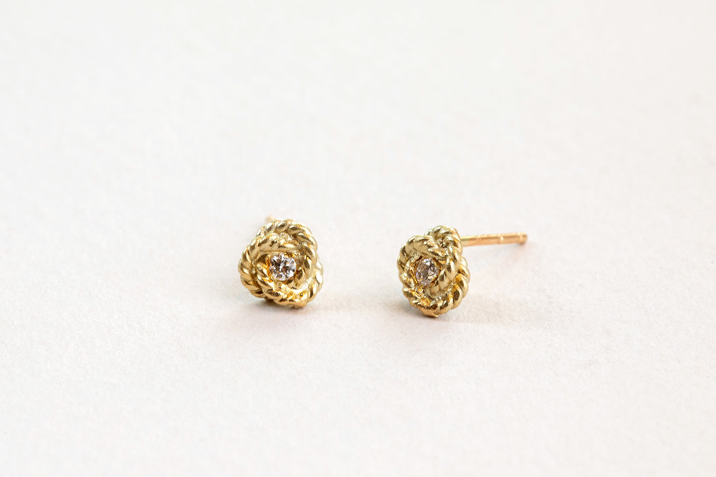 עגיל זהב קטן - קשר - יהלום