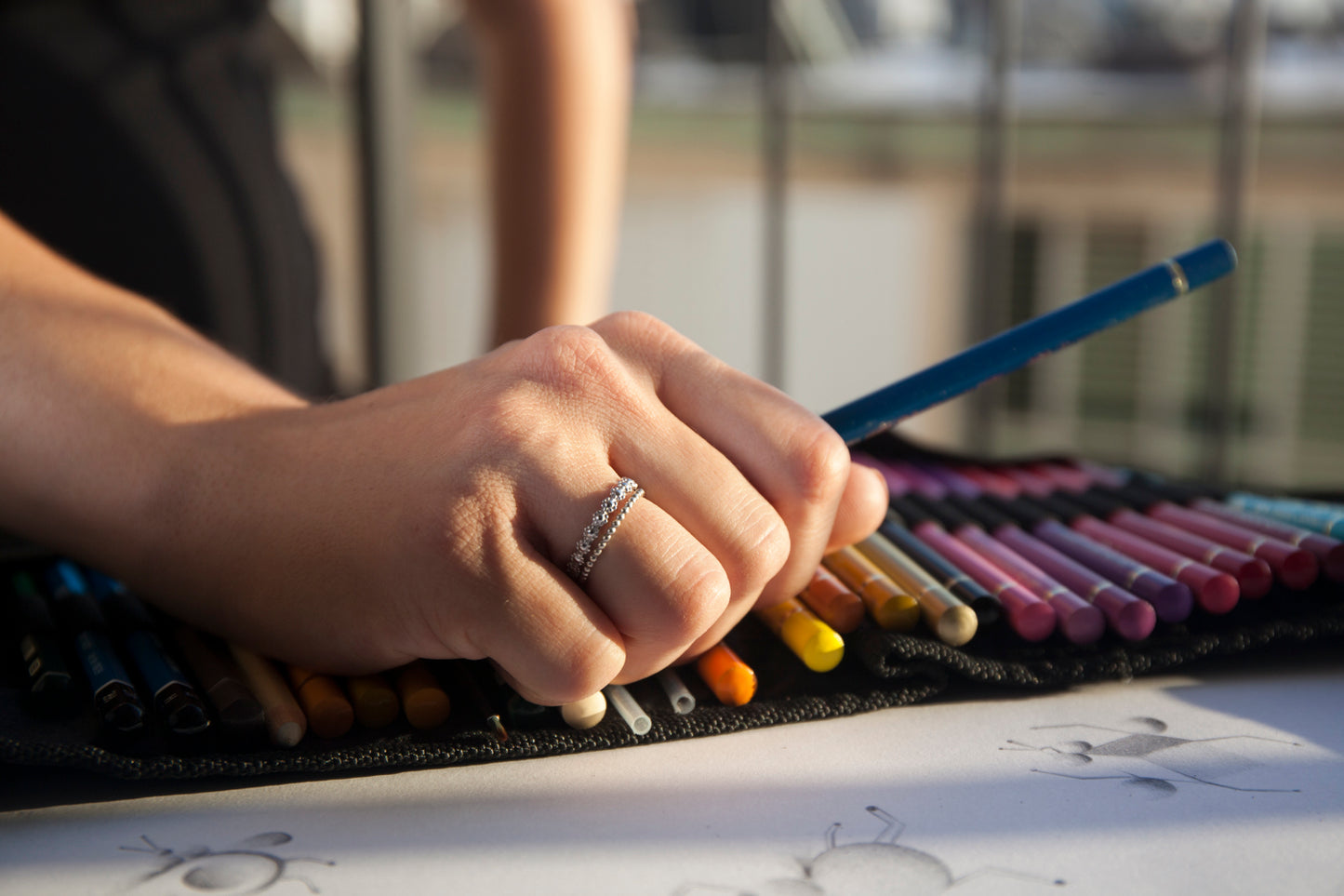 סט טבעות זהב לחתונה. טבעת נישואים פרחים וטבעת כדורי זהב עדינה שתיהן עשויות בעבודת יד. צמד טבעות נישואין מושלם.