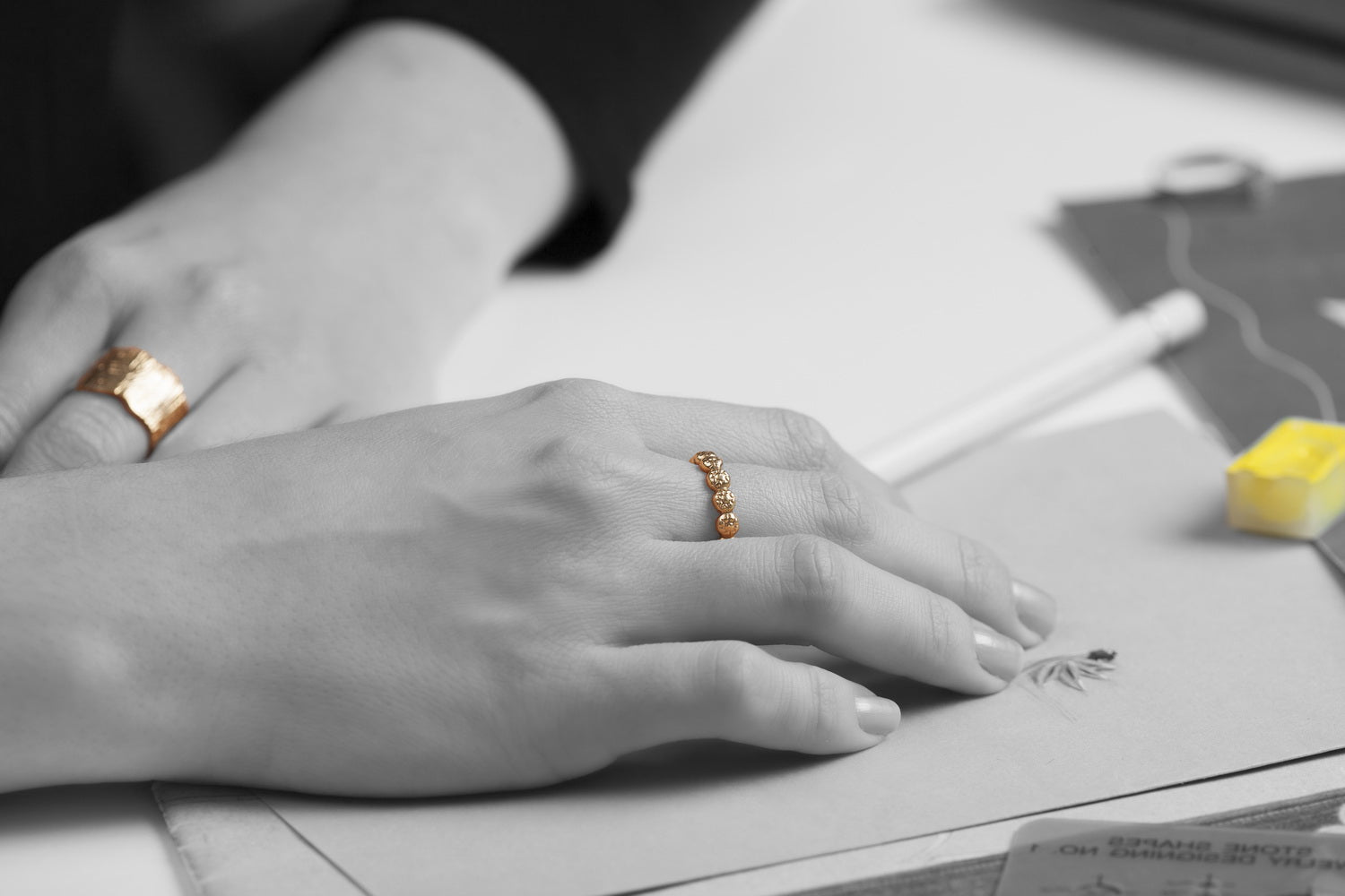 טבעת פרחים מיוחדת עשויה זהב 14 קראט. הטבע עשויה מכדורי זהב שעל כל אחד מוטבעת צורת פרח. טבעת נישואים לאישה בעבודת יד.