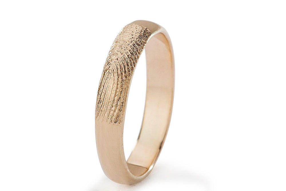 טבעת נישואין קלאסית מעוגלת עם טביעת אצבע אישית בזהב צהוב