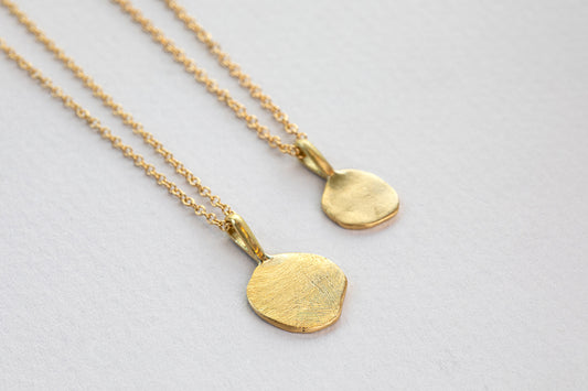 שרשראות זהב 18 קראט ותליוני עיגול אמורפי בעבודת יד
