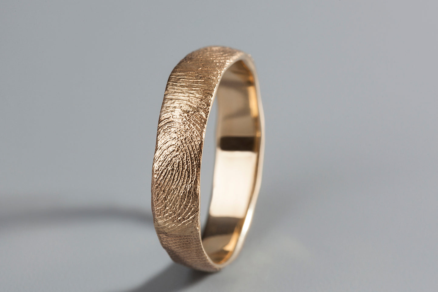טבעת נישואים לגבר בזהב צהוב 14 קראט. טבעת טביעת אצבע אישית עשויה בעבודת יד בסטודיו הידרה