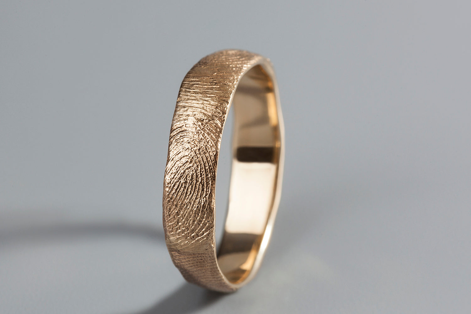 טבעת נישואים לגבר בזהב צהוב 14 קראט. טבעת טביעת אצבע אישית עשויה בעבודת יד בסטודיו הידרה