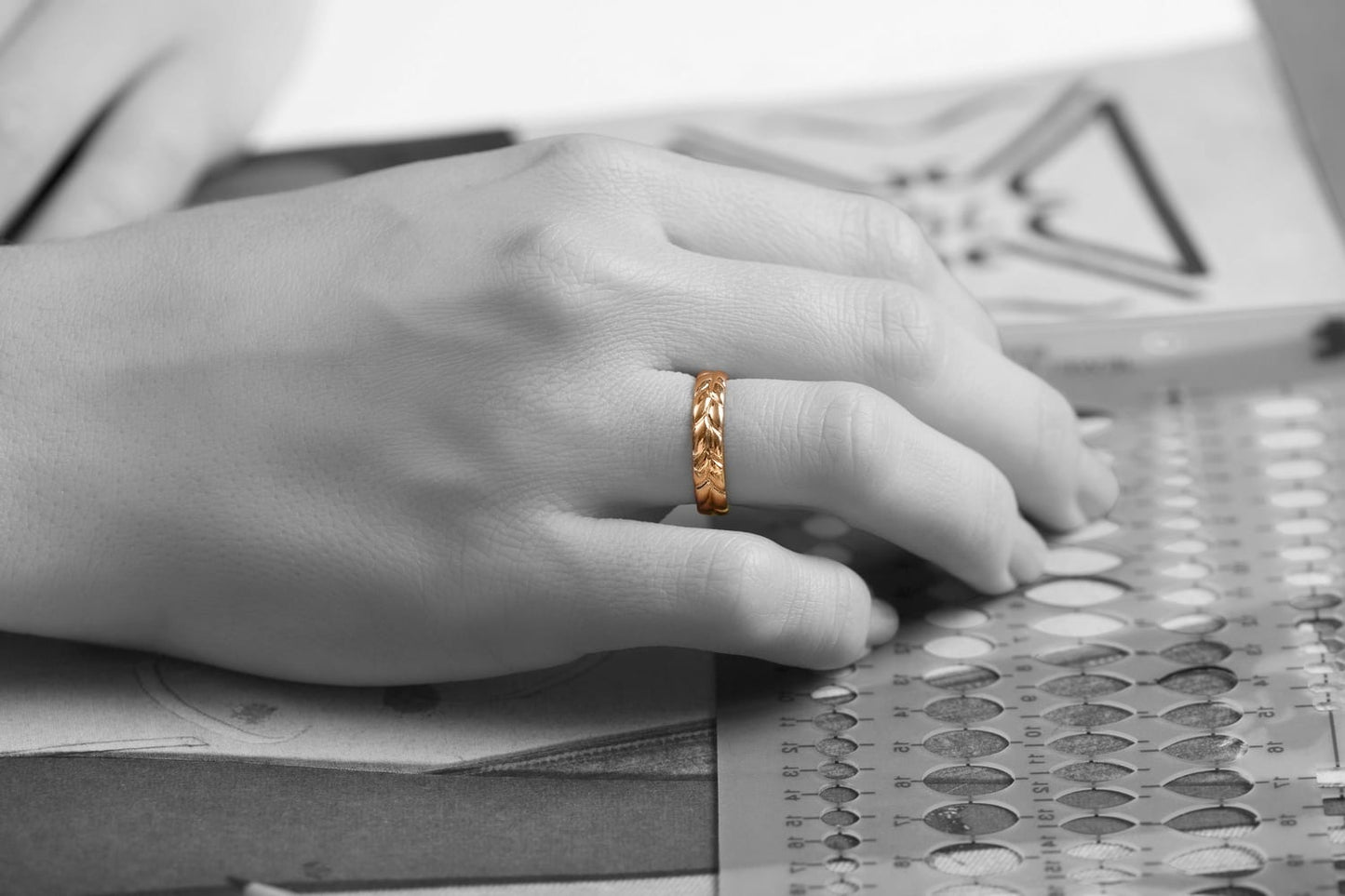 טבעת נישואים שיבולת לאישה. טבעת על זמנית שמזכירה לנו את ארץ ישראל היפה והטובה. על הטבעת דוגמאת שיבולת בשדה וניתן לשלב חריטה בצידה הפנימי