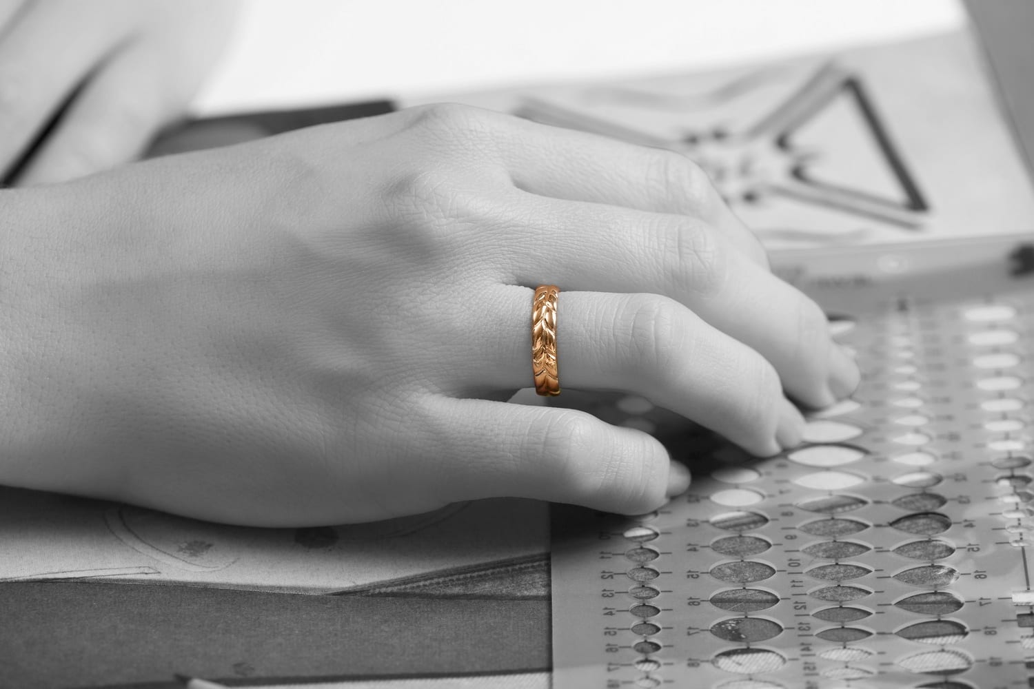 טבעת נישואים שיבולת לאישה. טבעת על זמנית שמזכירה לנו את ארץ ישראל היפה והטובה. על הטבעת דוגמאת שיבולת בשדה וניתן לשלב חריטה בצידה הפנימי