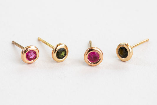 עגילי זהב עגולים משובצים רובי וטורמלין ירוק צמודי אוזן