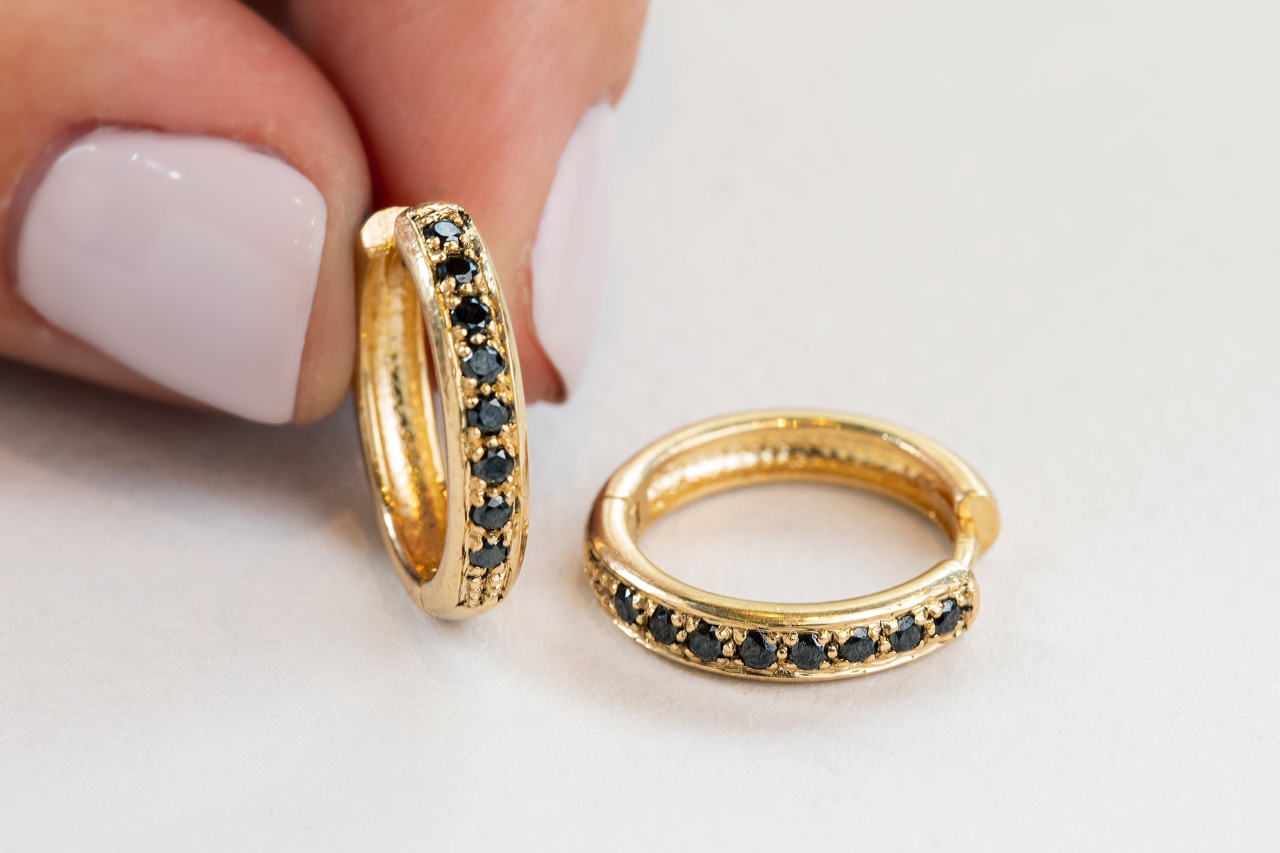 עגילי חישוק זהב משובצים יהלומים שחורים