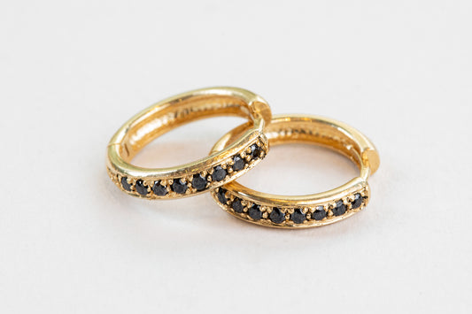עגילי חישוק זהב משובצים יהלומים שחורים