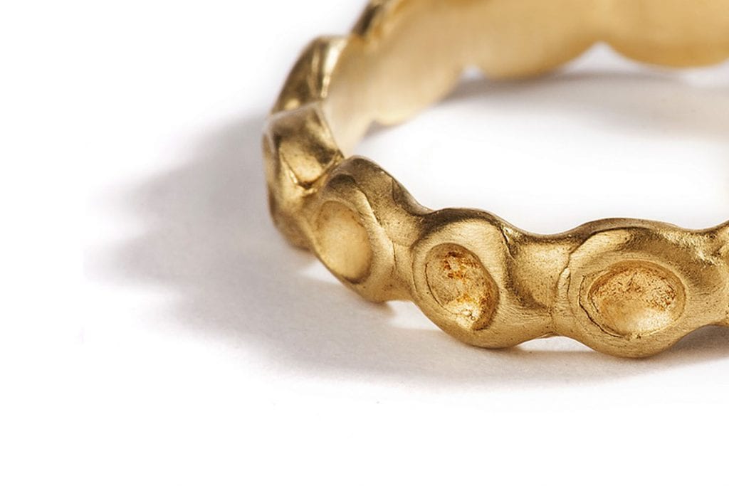 טבעת נישואים בוהו לאישה או לגבר.  נישואים עשויה בעבודת יד בעלת מראה גולמי.