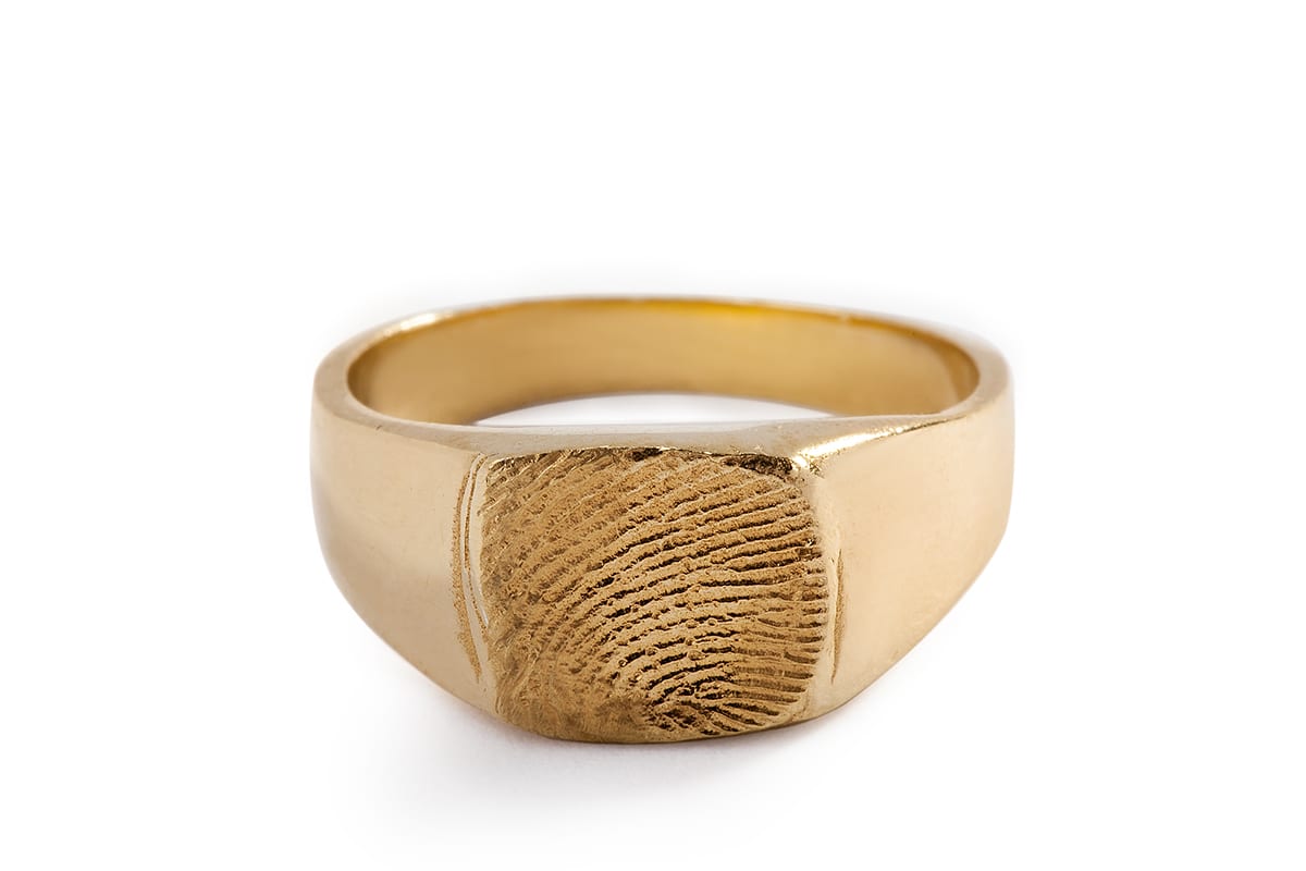 טבעת חותם זהב מרובעת עם טביעת אצבע אישית בזהב 14 קראט עשוי בעבודת יד בסטודיו הידרה 