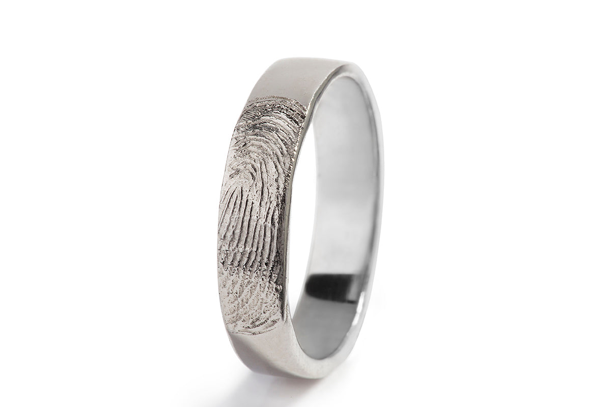 טבעת נישואין לגבר זהב לבן 14 קראט עם טביעת אצבע אישית