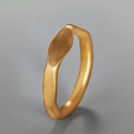 טבעת נישואין ייחודית למי שמחפש טבעת לא קונבנציונאלית עם נוכחות ומראה גולמי. טבעת זהב 5 מ״מ בעלת מבנה מחומש לא אחיד וגולמי. גימור מט.


