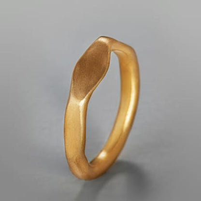 טבעת נישואין ייחודית למי שמחפש טבעת לא קונבנציונאלית עם נוכחות ומראה גולמי. טבעת זהב 5 מ״מ בעלת מבנה מחומש לא אחיד וגולמי. גימור מט.

