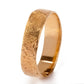 טבעת נישואים מעוצבת לגבר עם ביעת אצבע אישית בזהב
